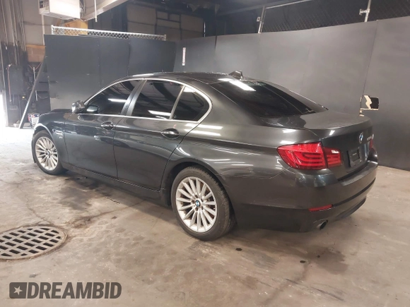 2011 BMW 5 Series 535i xDrive z VIN WBAFU7C50BC779011, wystawiony jako IAAI lot #42461512 z przebiegiem 136 980 mil mil oraz . Historia ofert i sprzedaży dostępna na DreamBid. Obrazek 3.