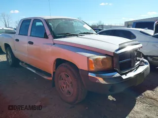 2005 Dodge Dakota SLT with VIN 1D7HW48K05S201235, listed as a IAAI auction lot 41395005 with 204,306 mi miles. Bid and sale history available at carsss.com. Image 1.