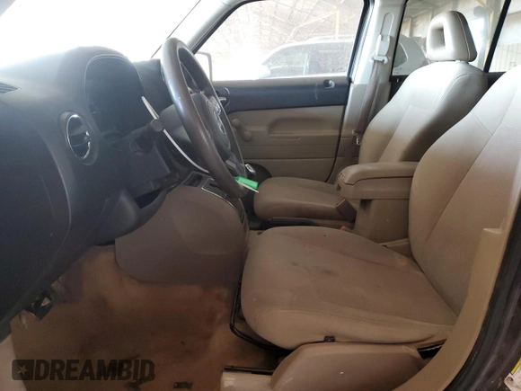2014 Jeep Patriot Sport z VIN 1C4NJPBB4ED737308, wystawiony jako Copart lot #60673075 z przebiegiem 293 926 mil mil oraz Czysty tytuł • Clean title. Historia ofert i sprzedaży dostępna na DreamBid. Obrazek 7.