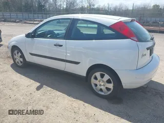 2001 Ford Focus ZX3 z VIN 3FAFP31381R210045, wystawiony jako IAAI lot #41912083 z przebiegiem 52 931 mil mil oraz . Historia ofert i sprzedaży dostępna na DreamBid. Obrazek 3.