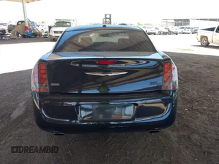 2013 Chrysler 300 C John Varvatos Limited Edition z VIN 2C3CCADG0DH698178, wystawiony jako IAAI lot #42250508 z przebiegiem 182 151 mil mil oraz . Historia ofert i sprzedaży dostępna na DreamBid. Obrazek 16.