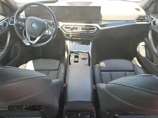 2024 BMW i4 eDrive40 z VIN WBY73AW02RFS99292, wystawiony jako Copart lot #56431405 z przebiegiem 17 030 mil mil oraz Tytuł czysty. Historia ofert i sprzedaży dostępna na DreamBid. Obrazek 8.