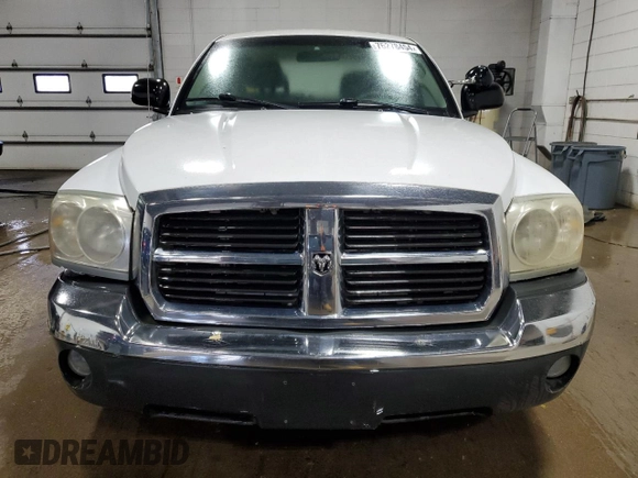 2005 Dodge Dakota SLT z VIN 1D7HW48K15S245809, wystawiony jako Copart lot #76278454 z przebiegiem 213 993 mil mil oraz Czysty tytuł • Clean title. Historia ofert i sprzedaży dostępna na DreamBid. Obrazek 5.