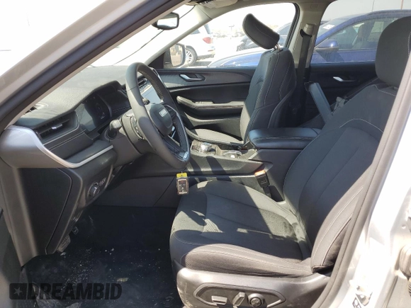 2023 Jeep Grand Cherokee Laredo z VIN 1C4RJKAG5P8821179, wystawiony jako Copart lot #54666005 z przebiegiem 13 225 mil mil oraz Szkoda całkowita • Salvage title. Historia ofert i sprzedaży dostępna na DreamBid. Obrazek 7.