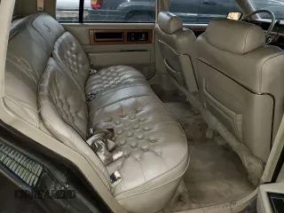 1988 Cadillac Fleetwood z VIN 1G6CB5152J4260475, wystawiony jako Copart lot #81801344 z przebiegiem 132 804 mil mil oraz Czysty tytuł • Clean title. Historia ofert i sprzedaży dostępna na DreamBid. Obrazek 10.