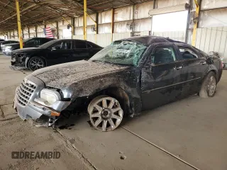2008 Chrysler 300 C Hemi z VIN 2C3KA63H78H140262, wystawiony jako Copart lot #58659515 z przebiegiem 135 065 mil mil oraz Szkoda całkowita • Salvage title. Historia ofert i sprzedaży dostępna na DreamBid. Obrazek 1.