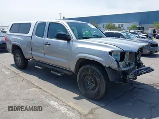2017 Toyota Tacoma SR z VIN 5TFSX5EN1HX054965, wystawiony jako IAAI lot #42150569 z przebiegiem 108 342 mil mil oraz . Historia ofert i sprzedaży dostępna na DreamBid. Obrazek 1.