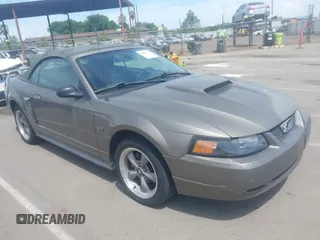 2002 Ford Mustang GT Deluxe z VIN 1FAFP45X02F139053, wystawiony jako IAAI lot #42090370 z przebiegiem 104 928 mil mil oraz . Historia ofert i sprzedaży dostępna na DreamBid. Obrazek 1.
