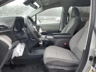 2024 Toyota Sienna LE z VIN 5TDKSKFC6RS125286, wystawiony jako Copart lot #51296895 z przebiegiem 6 292 mil mil oraz Szkoda całkowita • Salvage title. Historia ofert i sprzedaży dostępna na DreamBid. Obrazek 7.