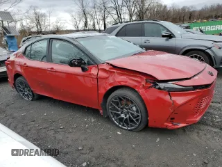 2025 Toyota Camry LE z VIN 4T1DBADK7SU010111, wystawiony jako Copart lot #49483295 z przebiegiem 2 765 mil mil oraz Szkoda całkowita • Salvage title. Historia ofert i sprzedaży dostępna na DreamBid. Obrazek 4.