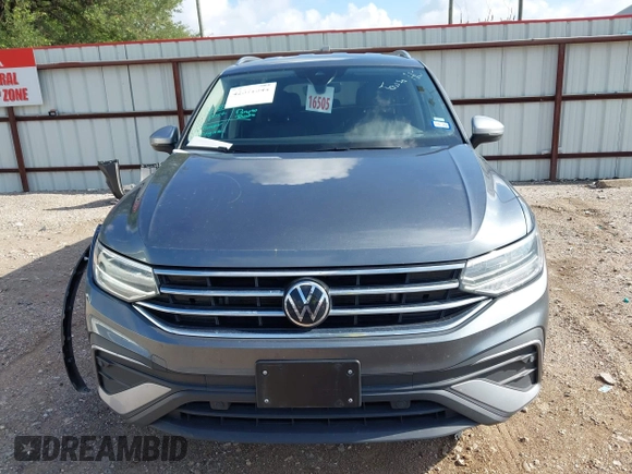 2024 Volkswagen Tiguan Wolfsburg Edition z VIN 3VV6B7AX8RM224282, wystawiony jako IAAI lot #42571544 z przebiegiem 16 516 mil mil oraz . Historia ofert i sprzedaży dostępna na DreamBid. Obrazek 13.