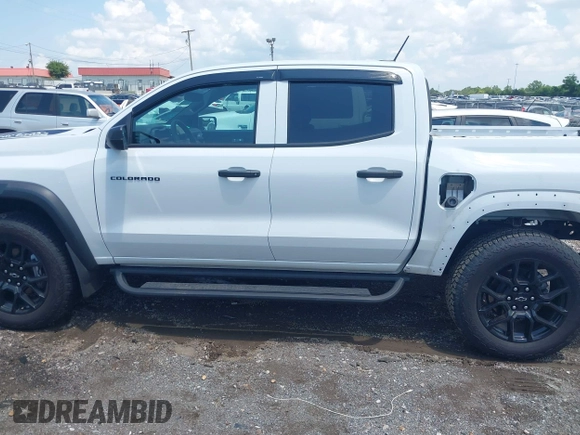 2024 Chevrolet Colorado 4WD Trail Boss z VIN 1GCPTEEKXR1227510, wystawiony jako IAAI lot #42685724 z przebiegiem 9 472 mil mil oraz . Historia ofert i sprzedaży dostępna na DreamBid. Obrazek 14.