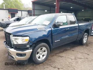 2022 Ram 1500 Big Horn z VIN 1C6SRFBT7NN180040, wystawiony jako IAAI lot #42017277 z przebiegiem 31 836 mil mil oraz . Historia ofert i sprzedaży dostępna na DreamBid. Obrazek 2.