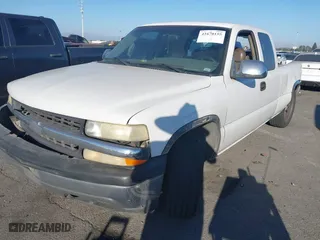 2000 Chevrolet Silverado 1500 LS with VIN 2GCEC19T0Y1209822, listed as a IAAI auction lot 41670155 with 281,800 mi miles. Bid and sale history available at carsss.com. Image 2.