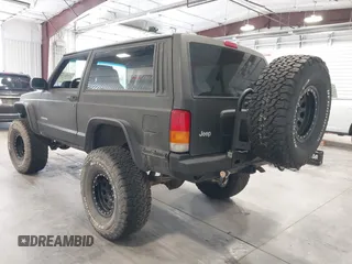 1999 Jeep Cherokee SE z VIN 1J4FF27S0XL575410, wystawiony jako IAAI lot #42787311 z przebiegiem 174 830 mil mil oraz . Historia ofert i sprzedaży dostępna na DreamBid. Obrazek 3.