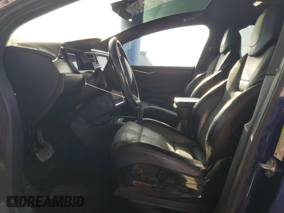 2016 Tesla Model X 70D z VIN 5YJXCBE22GF003067, wystawiony jako Copart lot #56051345 z przebiegiem 126 113 mil mil oraz Szkody całkowita. Historia ofert i sprzedaży dostępna na DreamBid. Obrazek 7.
