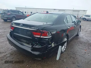 2017 Lexus LS 460 z VIN JTHCL5EF8H5028107, wystawiony jako IAAI lot #41677116 z przebiegiem 73 133 mil mil oraz . Historia ofert i sprzedaży dostępna na DreamBid. Obrazek 4.