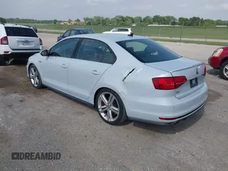 2017 Volkswagen Jetta GLI z VIN 3VW5T7AJ0HM338792, wystawiony jako IAAI lot #42285176 z przebiegiem 95 566 mil mil oraz . Historia ofert i sprzedaży dostępna na DreamBid. Obrazek 3.