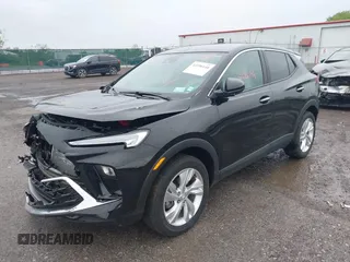 2024 Buick Encore GX Preferred z VIN KL4AMCSL3RB141383, wystawiony jako IAAI lot #42296144 z przebiegiem 9 483 mil mil oraz . Historia ofert i sprzedaży dostępna na DreamBid. Obrazek 2.
