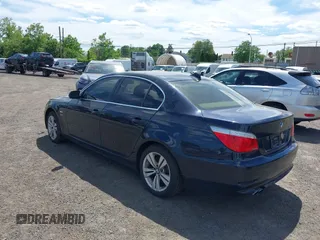 2010 BMW 5 Series 528i xDrive z VIN WBANV1C55AC157346, wystawiony jako IAAI lot #42286529 z przebiegiem 148 839 mil mil oraz . Historia ofert i sprzedaży dostępna na DreamBid. Obrazek 3.