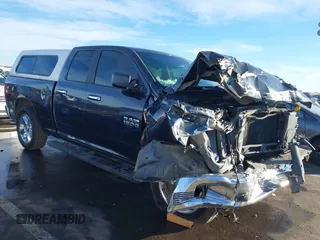2015 Ram 1500 SLT z VIN 1C6RR6GG8FS530045, wystawiony jako IAAI lot #40959246 z przebiegiem 196 397 mil mil oraz . Historia ofert i sprzedaży dostępna na DreamBid. Obrazek 1.