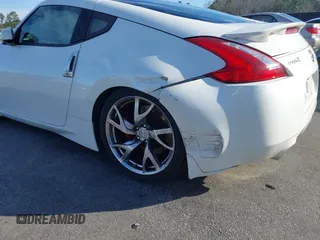 2013 Nissan 370Z z VIN JN1AZ4EH4DM380820, wystawiony jako IAAI lot #41547638 z przebiegiem 118 222 mil mil oraz . Historia ofert i sprzedaży dostępna na DreamBid. Obrazek 6.