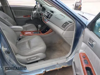 2002 Toyota Camry XLE z VIN 4T1BF32K12U522103, wystawiony jako IAAI lot #42047263 z przebiegiem 293 503 mil mil oraz . Historia ofert i sprzedaży dostępna na DreamBid. Obrazek 5.
