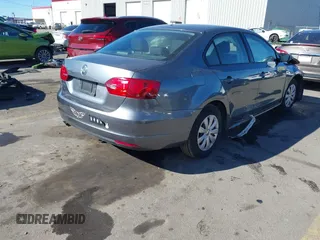 2014 Volkswagen Jetta S z VIN 3VW2K7AJ7EM275448, wystawiony jako IAAI lot #41835358 z przebiegiem 149 272 mil mil oraz . Historia ofert i sprzedaży dostępna na DreamBid. Obrazek 4.