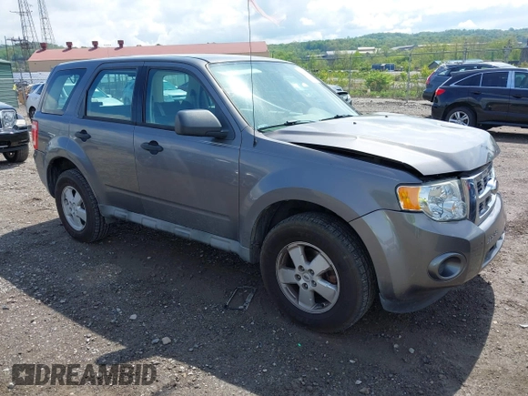 2009 Ford Escape XLS z VIN 1FMCU02709KC11692, wystawiony jako IAAI lot #42202890 z przebiegiem 155 243 mil mil oraz . Historia ofert i sprzedaży dostępna na DreamBid. Obrazek 1.