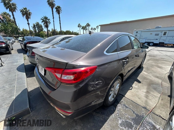 2015 Hyundai Sonata SE z VIN 5NPE24AF3FH182847, wystawiony jako Copart lot #58872415 z przebiegiem 134 917 mil mil oraz Czysty tytuł • Clean title. Historia ofert i sprzedaży dostępna na DreamBid. Obrazek 4.