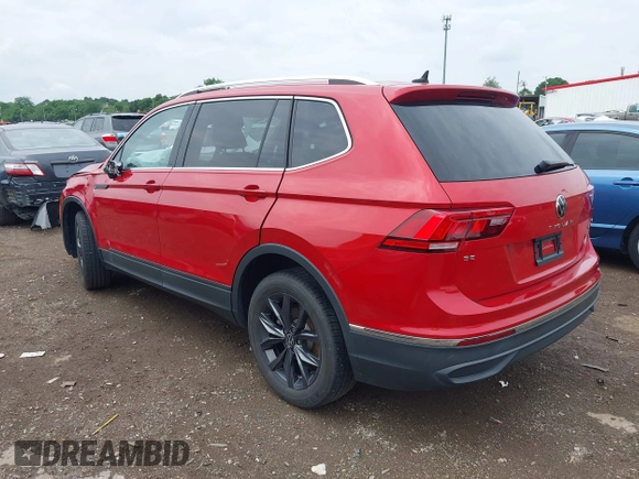 2022 Volkswagen Tiguan SE z VIN 3VV2B7AX0NM020942, wystawiony jako IAAI lot #42475302 z przebiegiem 26 353 mil mil oraz . Historia ofert i sprzedaży dostępna na DreamBid. Obrazek 3.