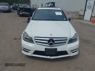 2012 Mercedes-Benz C 300 Sport z VIN WDDGF8BB1CR197311, wystawiony jako IAAI lot #42130814 z przebiegiem 93 335 mil mil oraz . Historia ofert i sprzedaży dostępna na DreamBid. Obrazek 12.