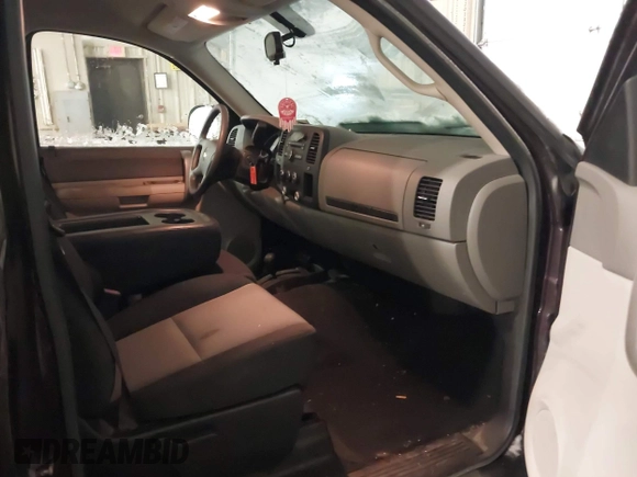2008 Chevrolet Silverado 1500 Work Truck with VIN 1GCEK14C08Z135724, listed as a IAAI auction lot 41250972 with 86,942 mi miles. Bid and sale history available at carsss.com. Image 5.