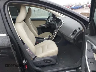2016 Volvo XC60 T5 Drive-E Premier z VIN YV440MDK6G2907836, wystawiony jako IAAI lot #42133307 z przebiegiem 78 109 mil mil oraz . Historia ofert i sprzedaży dostępna na DreamBid. Obrazek 5.