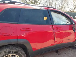 2019 Jeep Cherokee Trailhawk Elite with VIN 1C4PJMBX8KD305108, listed as a IAAI auction lot 41763970 with 70,705 mi miles. Bid and sale history available at carsss.com. Image 12.