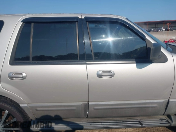 2005 Ford Expedition Special Service with VIN 1FMPU15575LA26271, listed as a IAAI auction lot 42378940 with 175,802 mi miles and . Bid and sale history available at DreamBid. Image 13.