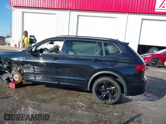 2023 Volkswagen Tiguan SE R-Line Black z VIN 3VVCB7AX5PM100499, wystawiony jako IAAI lot #41261505 z przebiegiem 26 677 mil mil oraz . Historia ofert i sprzedaży dostępna na DreamBid. Obrazek 14.