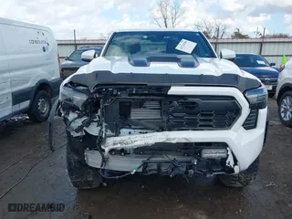 2024 Toyota Tacoma 4WD SR5 with VIN 3TYLB5JN8RT041814, listed as a IAAI auction lot 41714709 with 2,818 mi miles. Bid and sale history available at carsss.com. Image 12.
