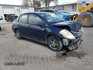 2009 Nissan Versa S z VIN 3N1BC11E49L466968, wystawiony jako Copart lot #55342155 z przebiegiem 100 777 mil mil oraz Szkody całkowita. Historia ofert i sprzedaży dostępna na DreamBid. Obrazek 4.