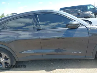 2022 Ford Mustang Mach-E Select z VIN 3FMTK1SS9NMA18394, wystawiony jako IAAI lot #40067340 z przebiegiem 35 805 mil mil oraz . Historia ofert i sprzedaży dostępna na DreamBid. Obrazek 13.