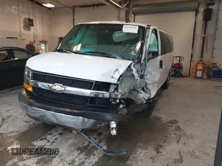 2018 Chevrolet Express Passenger LT z VIN 1GAZGPFG3J1267167, wystawiony jako IAAI lot #42320536 z przebiegiem 81 068 mil mil oraz . Historia ofert i sprzedaży dostępna na DreamBid. Obrazek 2.
