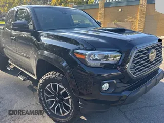 2022 Toyota Tacoma SR z VIN 3TYRZ5CN6NT014575, wystawiony jako Copart lot #53002075 z przebiegiem 36 679 mil mil oraz Szkoda całkowita • Salvage title. Historia ofert i sprzedaży dostępna na DreamBid. Obrazek 1.