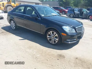 2013 Mercedes-Benz C 300 Sport z VIN WDDGF8ABXDR247478, wystawiony jako IAAI lot #42570347 z przebiegiem 97 463 mil mil oraz . Historia ofert i sprzedaży dostępna na DreamBid. Obrazek 1.