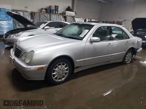 2000 Mercedes-Benz E-Class with VIN WDBJF82J1YX030388, listed as a Copart auction lot 86384974 with 212,596 mi miles and Salvage Title. Bid and sale history available at carsss.com. Image 1.