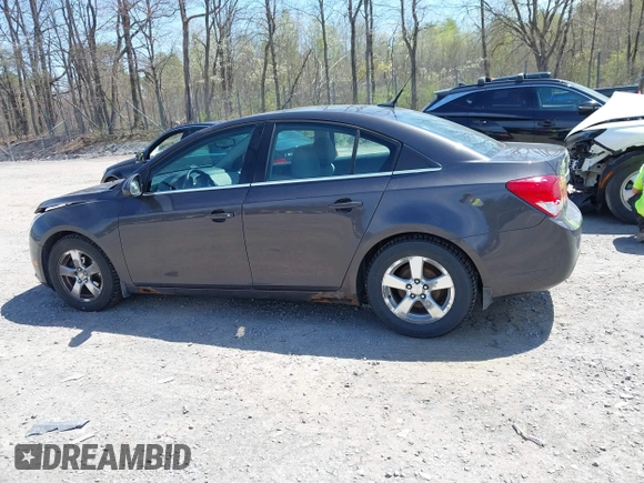 2014 Chevrolet Cruze 1LT z VIN 1G1PC5SB7E7352808, wystawiony jako IAAI lot #42143880 z przebiegiem 111 865 mil mil oraz . Historia ofert i sprzedaży dostępna na DreamBid. Obrazek 14.