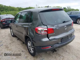 2013 Volkswagen Tiguan SE z VIN WVGBV3AX9DW088326, wystawiony jako IAAI lot #42320279 z przebiegiem 126 840 mil mil oraz . Historia ofert i sprzedaży dostępna na DreamBid. Obrazek 3.