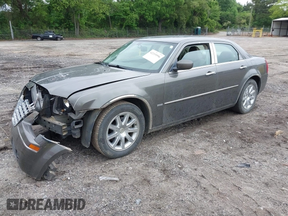 2008 Chrysler 300 Touring z VIN 2C3LA53G08H165266, wystawiony jako IAAI lot #42219596 z przebiegiem 119 141 mil mil oraz . Historia ofert i sprzedaży dostępna na DreamBid. Obrazek 2.