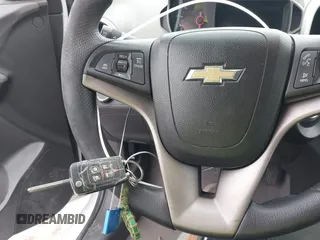 2015 Chevrolet Sonic LT z VIN 1G1JC5SH7F4112395, wystawiony jako IAAI lot #41931652 z przebiegiem 131 610 mil mil oraz . Historia ofert i sprzedaży dostępna na DreamBid. Obrazek 11.