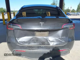 2024 Tesla Model Y Long Range z VIN 7SAYGAEE8RF088791, wystawiony jako IAAI lot #42185399 z przebiegiem 15 339 mil mil oraz . Historia ofert i sprzedaży dostępna na DreamBid. Obrazek 16.