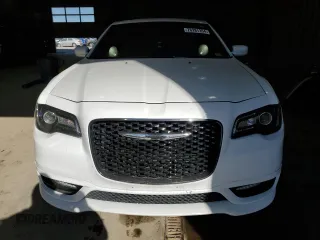 2020 Chrysler 300 S z VIN 2C3CCABT9LH181069, wystawiony jako Copart lot #76281354 z przebiegiem 66 773 mil mil oraz Szkoda całkowita • Salvage title. Historia ofert i sprzedaży dostępna na DreamBid. Obrazek 5.